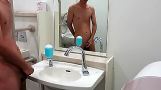 Japonky chlap nahý a cikanie na verejnosti toalety
