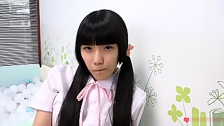 Japonky tínedžerka olizujúca klobásu
