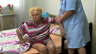 Starší žena pomocí vibrátoru na baculky babičky