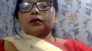Intialainen kuuma kypsä-täti näyttää isot tissit