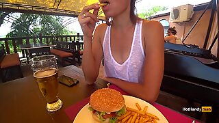 Comiendo hamburguesa y mostrando en el café camiseta transparente sin brasier (teaser)