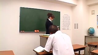 Nami Kimura, profesoare în serii, se îndreaptă asupra unui tânăr student - mai multe pe slurpjp.com