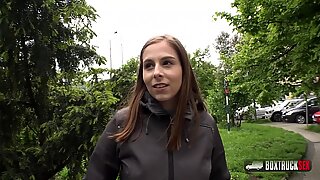 Prirodzená brunetka Antonia Sainz miluje sex na verejnosti