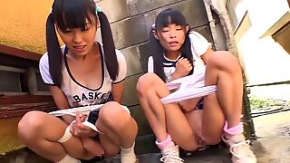 Apró japán iskoláslány eszik Jégkrémet