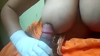 Jeunette indienne chaude se fait masser les seins par des amis