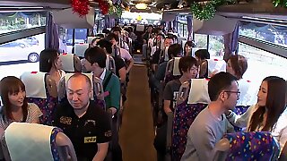 Japanische schlampen auf einem bus reiten die schwänze von zufälligen fremden