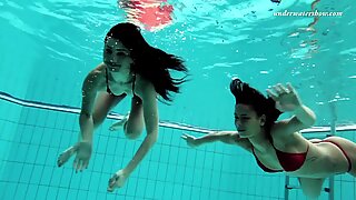 Twee hete schoonheden uit rusland in tsjechische zwembad