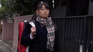 Die heiße japanische Teenagerin Airi Sato lutscht am großen Penis des Lehrers